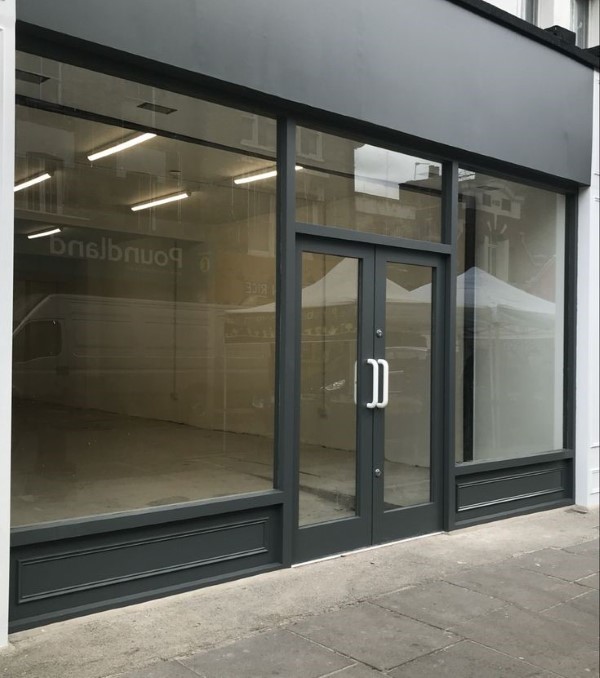 درب شیشه‌ای مغازه کلاسیک